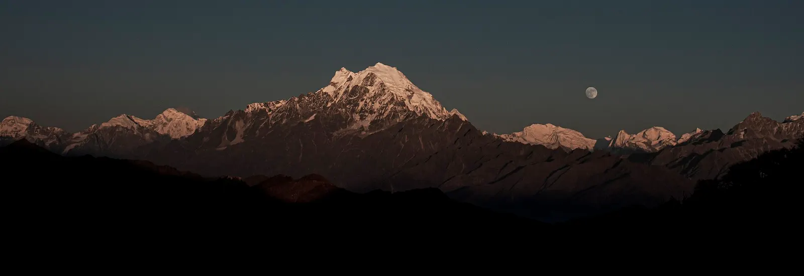 The Langtang range on the skyline seen from the Pangsang La pass.